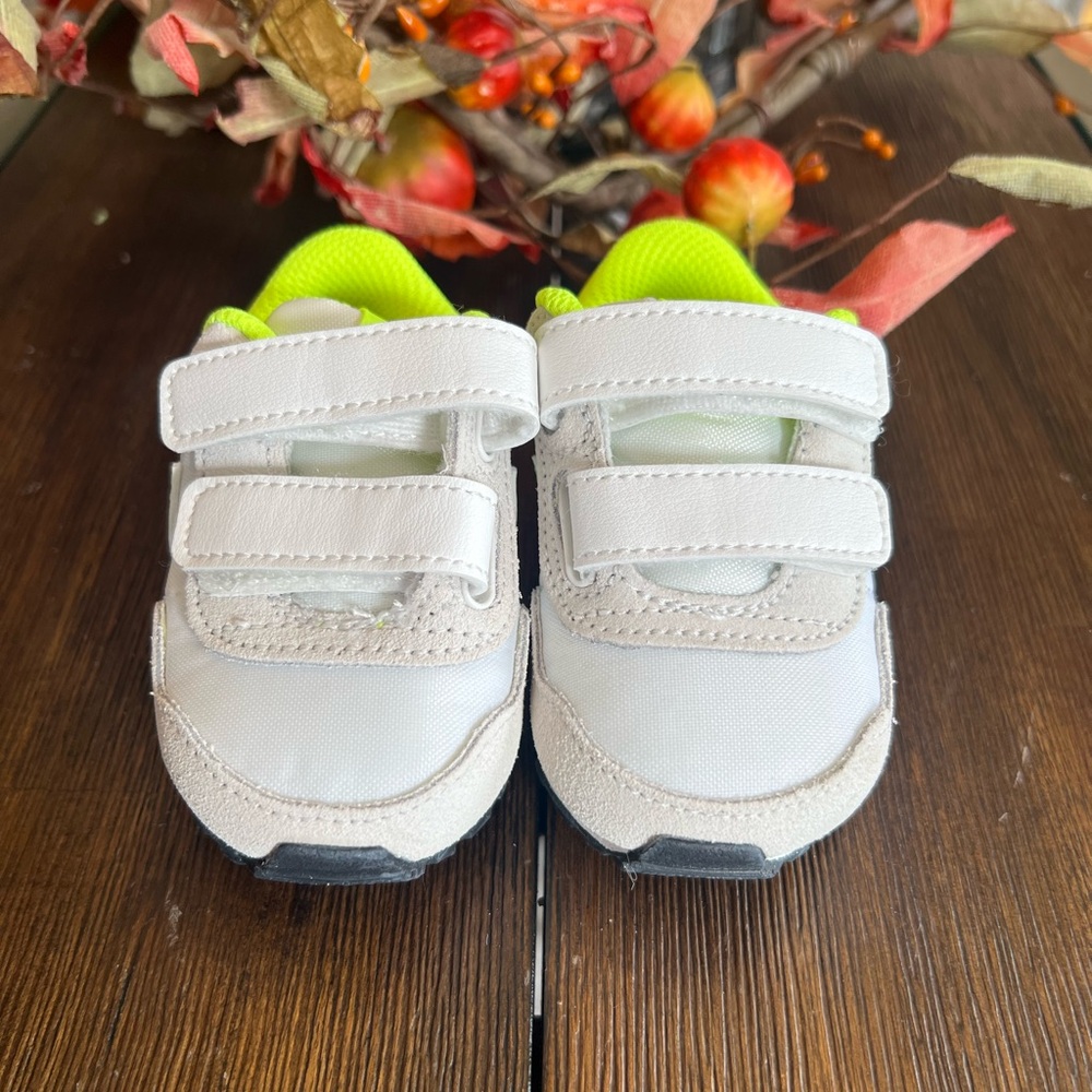Nike MD Valiant TD “White Barely Volt” Infant Sneaker - Picture 2 of 5